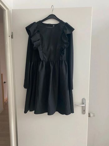 Robe noire a volants