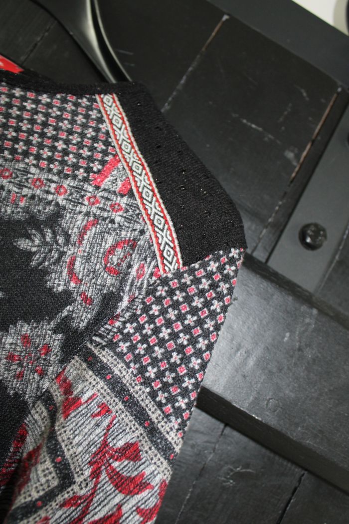 Pull fin noir, gris et rouge - photo numéro 2