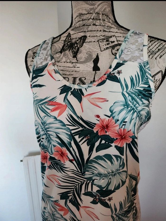 Superbe Débardeur fleuri brodé dans le dos de taille 42 - photo numéro 2