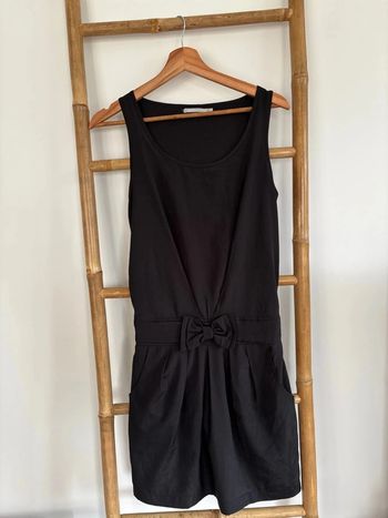 Robe noire sans manche avec noeud à la taille