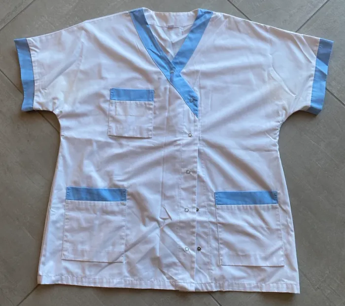 Haut de tenue soignant blanc et bleu