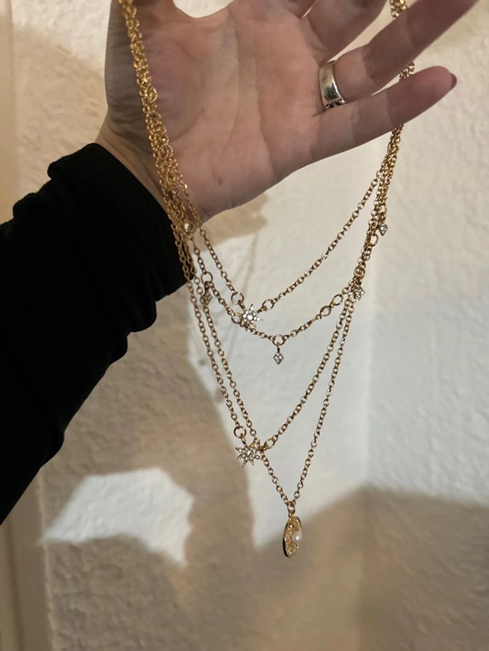 Collier dore a 4 rangs double etoile strass