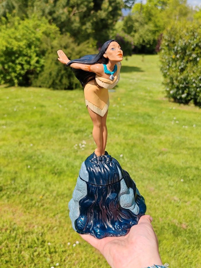 Grande figurine vintage Pocahontas sur son rocher - photo numéro 17