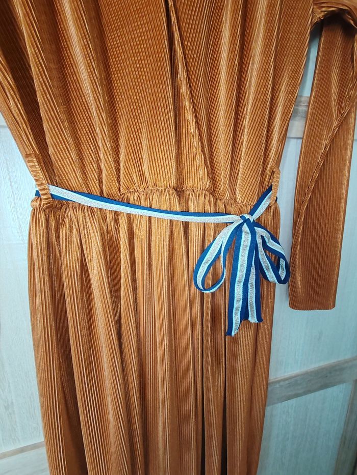 Jolie robe manches longues ocre taille 36 plissée - photo numéro 3