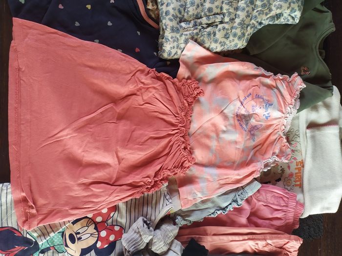 Gros lot 14 vêtements fille 2 ans + chaussettes - photo numéro 2