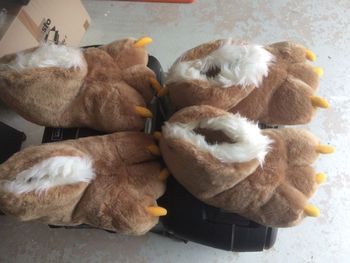 chaussons fourrure "patte d'animal sauvage"