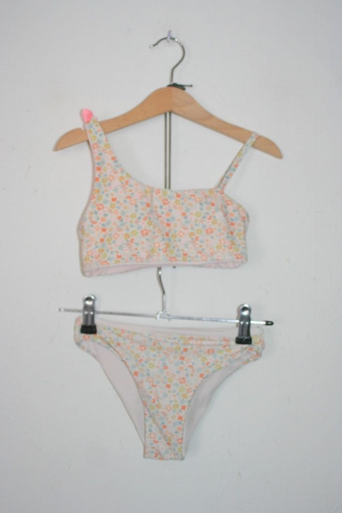 Maillot de bain fleuri doit correspondre à un 4/5 ans