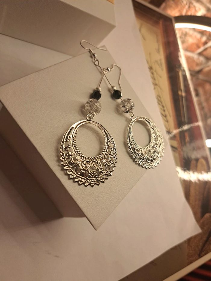 Boucles d'oreilles pendante argenté et noir - photo numéro 8