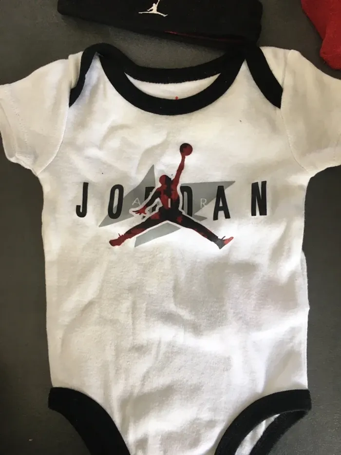 Coffret Jordan body + bonnet + chaussettes 0-6 mois - photo numéro 7