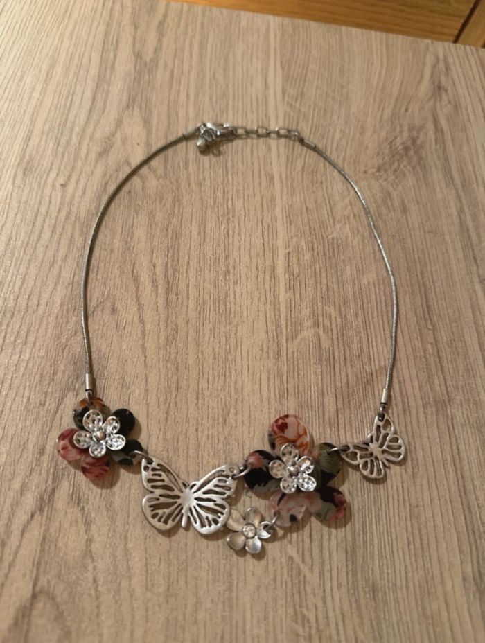 Collier papillons et fleurs