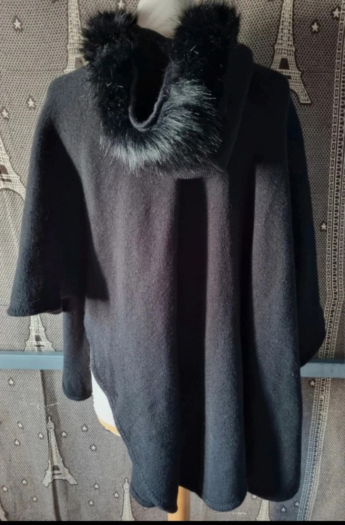 Poncho noir avec capuche et fausse fourrure - photo numéro 4