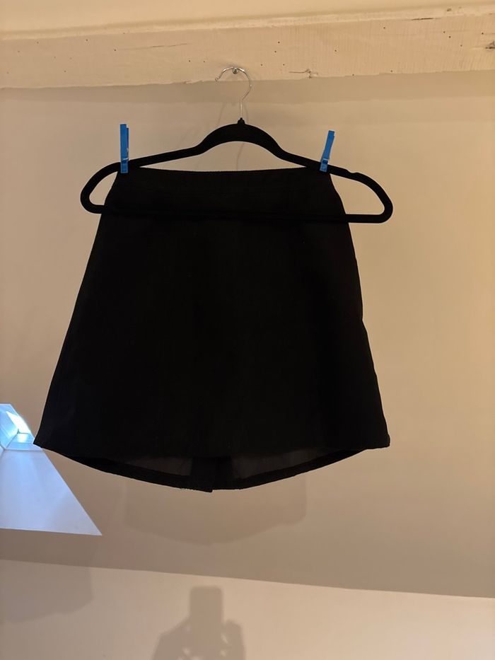 Jupe noire à boutons - photo numéro 2