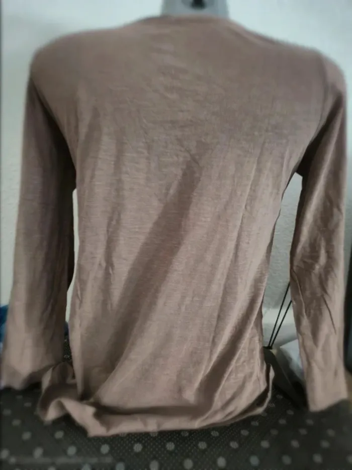 Tee-shirt manche longue en Coton en excellent état taille 42/44 - photo numéro 2