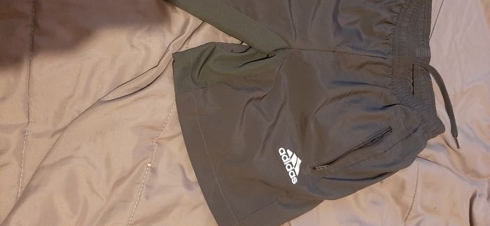 Short adidas gris - photo numéro 2