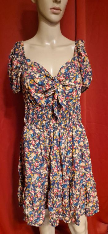 Joli robe fleurie noeud poitrine taille 38