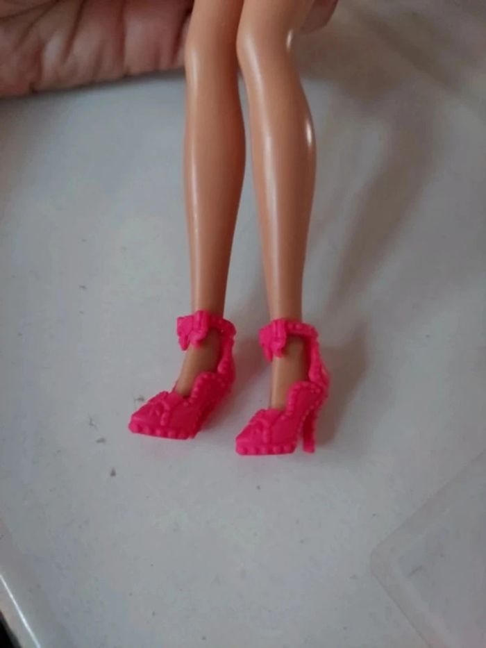 Barbie et son armoire + rechange - photo numéro 8