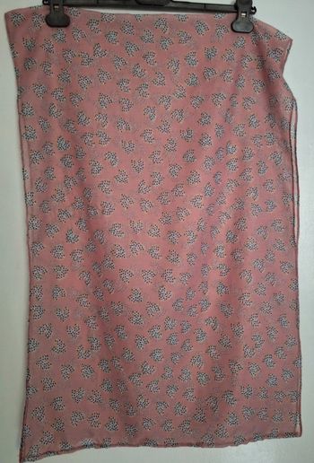 Toue de cou en voile fin rose imprimé de coeurs