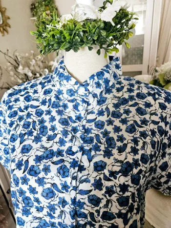 Chemise blanche fleurs bleues H & M Taille 46 (plutôt 42)Neuve