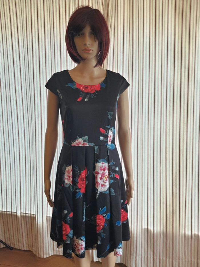 Jolie Robe Paola! Taille be fr 38 noir fleuries - photo numéro 3