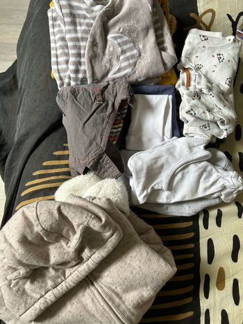 LOT VÊTEMENTS - 1 mois