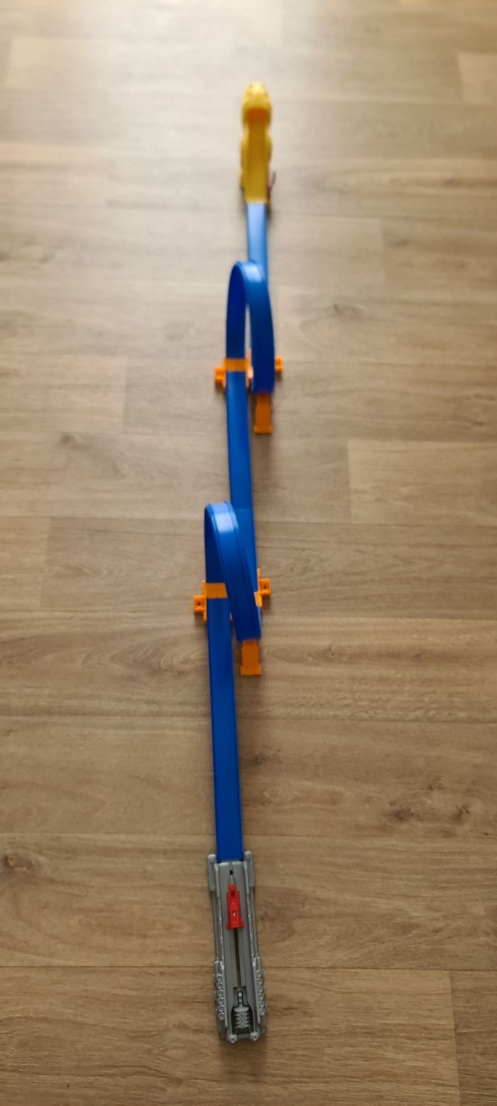 Superbe circuit avec lanceur et sortie bouche dinosaure
1m65 de longueur