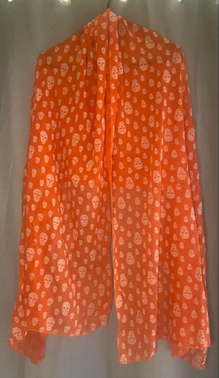 Foulard orange et têtes de mort