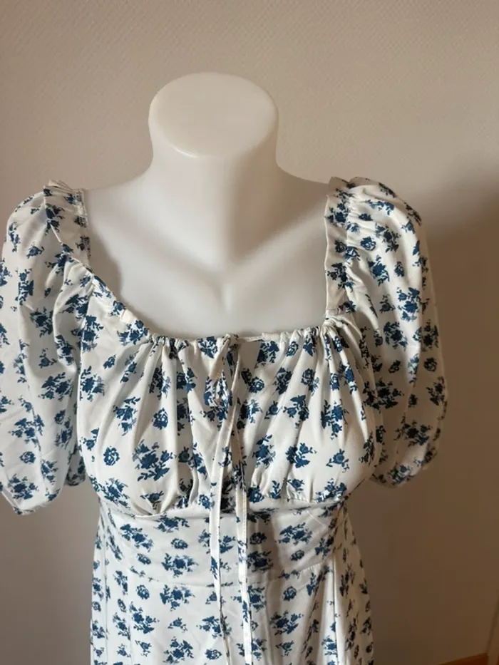 Robe longue blanc à fleur bleu en très bon état taille S - photo numéro 3