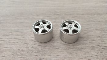 Lot x2 jante arrière pièce détachée miniature Bburago Burago Chevrolet Corvette C5 1997 coupé 1/18 1