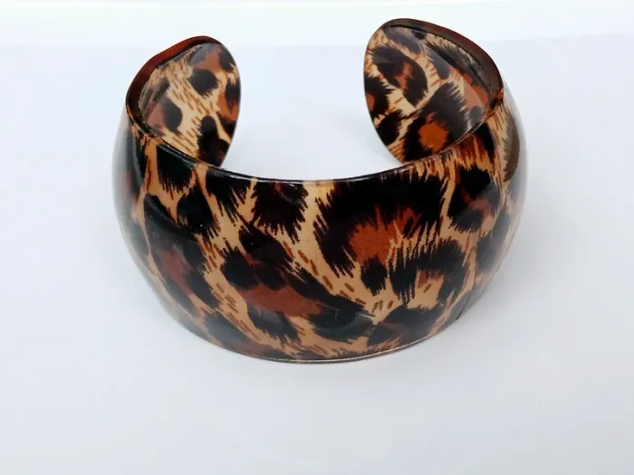Bracelet manchette résine imprimé léopard – style bold chic - photo numéro 5