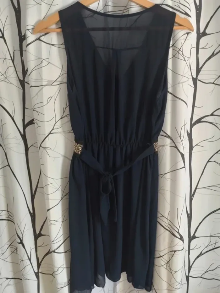 Robe courte légère avec bande ceinture dorée - photo numéro 3