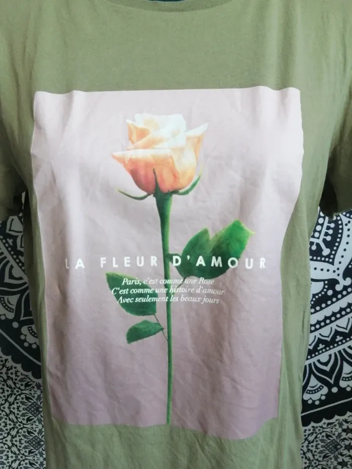 Tee-shirt vert olive imprimé fleur rose avec citation / amisu / (M) - photo numéro 3