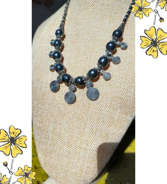 Collier perles grises & breloques spirales – Élégance intemporelle - photo numéro 3
