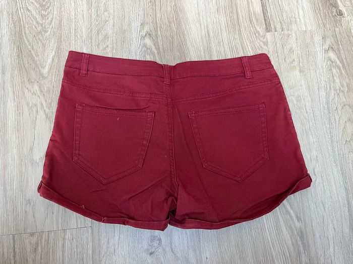 Short rouge bordeaux  femme Amisu taille 38 état neuf - photo numéro 2