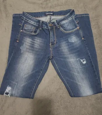 Jean slim bleue foncée effet troué taille 36