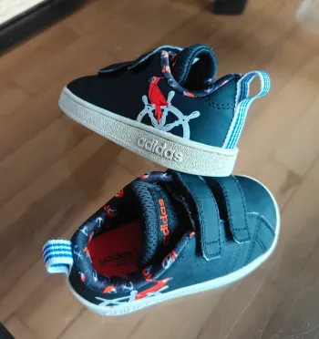 Chaussures à scratch Adidas pointure 21