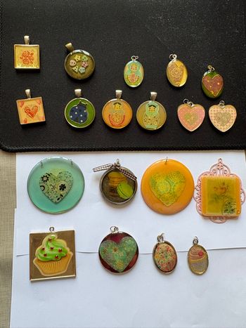 Lot pendentifs résine 