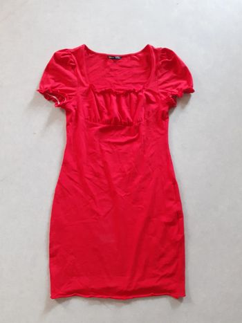 Robe rouge, petites manches