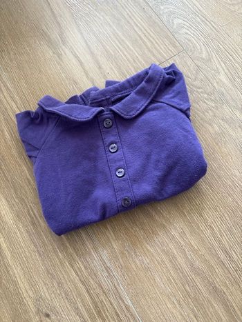 T-shirt violet boutons