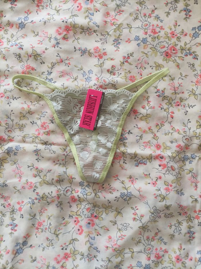String jaune dentelle neuf taille S