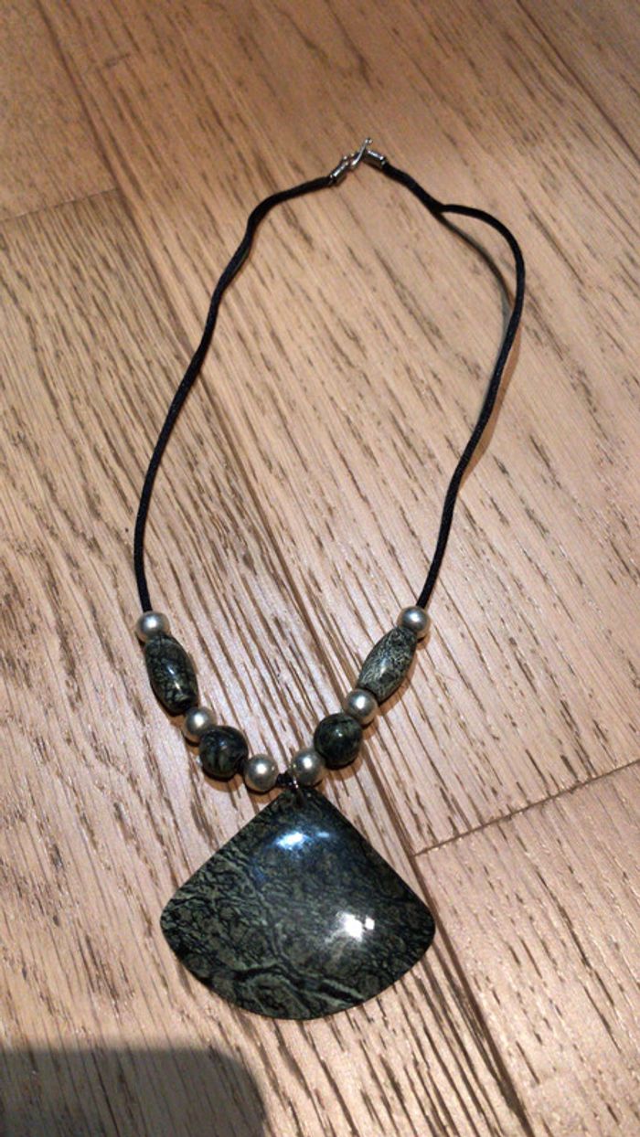 Collier avec pierre