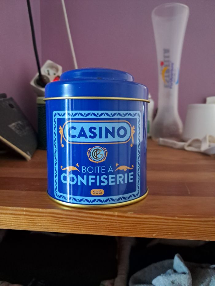 Boite  à confiserie en métal  neuve