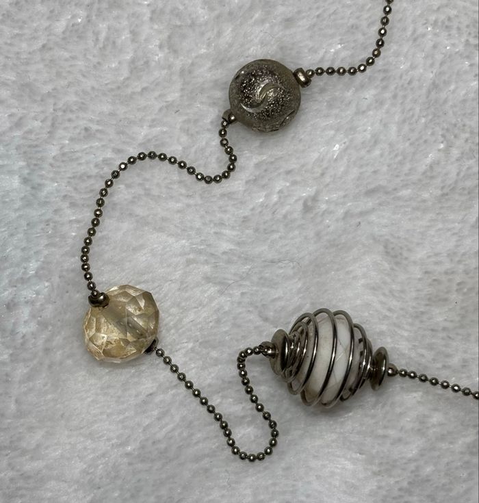 Sautoir argenté et blanc – Élégance intemporelle ✨ - photo numéro 7