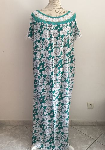 Djellaba verte à fleurs blanches