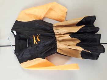 Déguisement robe noire et jaune  taille 110  ( 5 – 6 ans )
