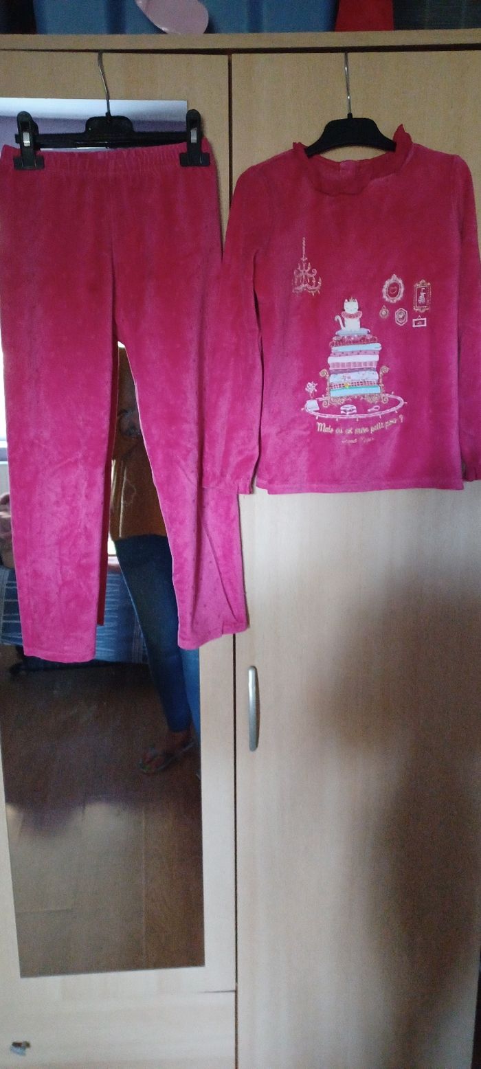 Très joli pyjama 2 pièces fille T 7 ans