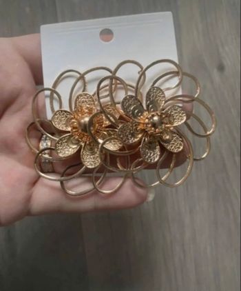 Boucles d’oreilles 🌼 NEUVES avec étiquette pour femme forme de fleurs couleur doré