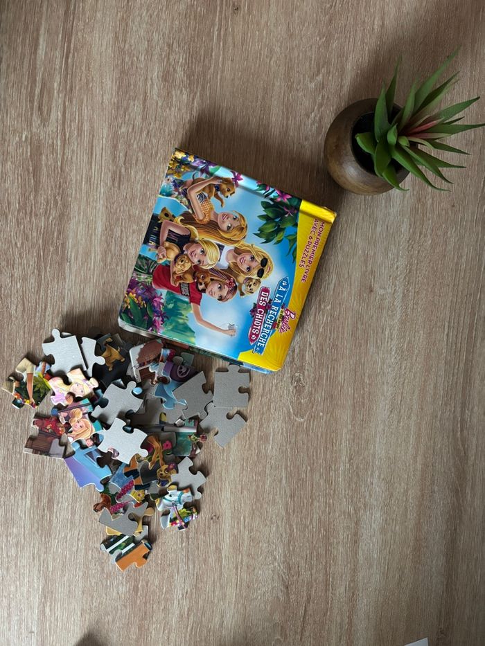 Livre puzzle Barbie et ses sœurs à la recherche des chiots - photo numéro 1