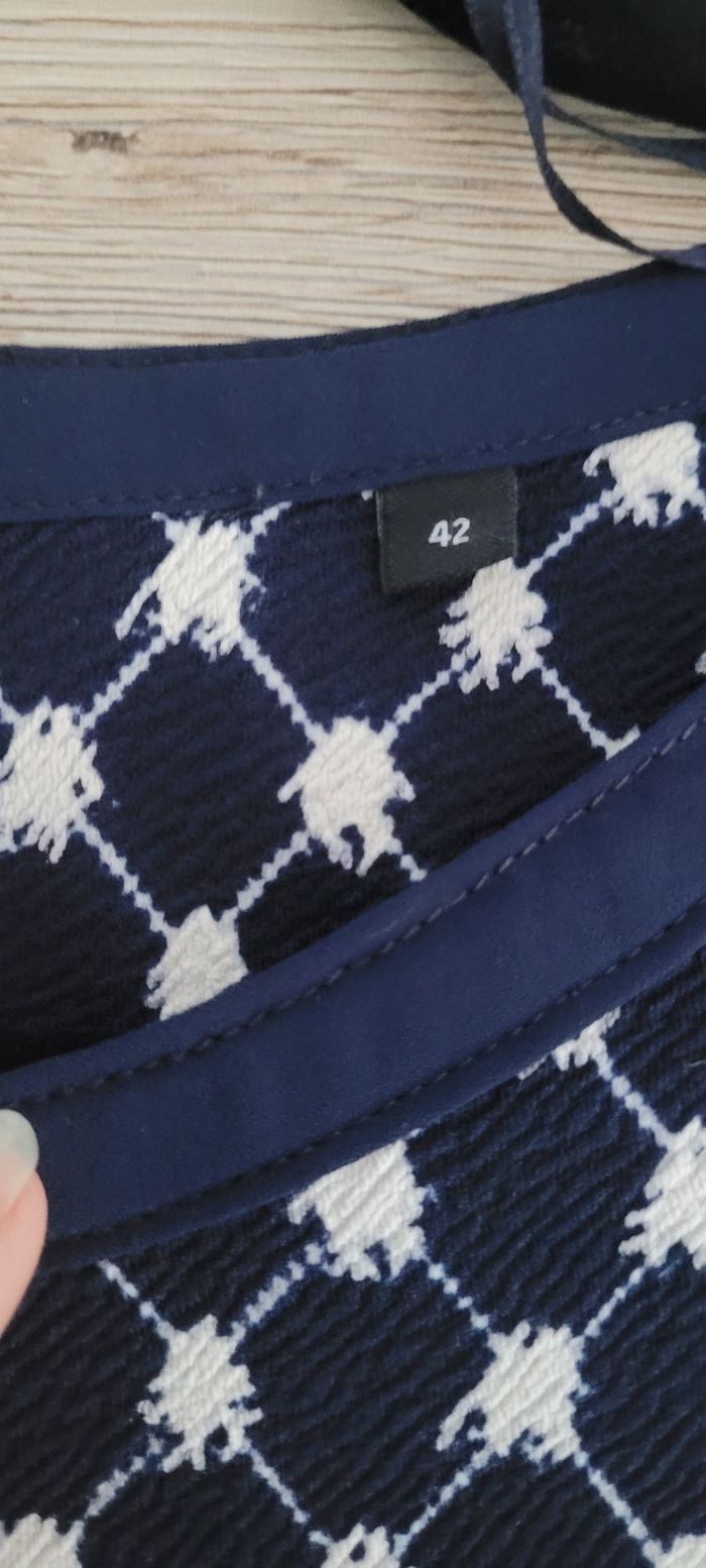 Robe bleu marine et blanche

Taille 42
Neuve sans étiquette 🏷 - photo numéro 6