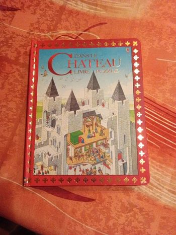 Livre puzzle Dans le château Usborne
