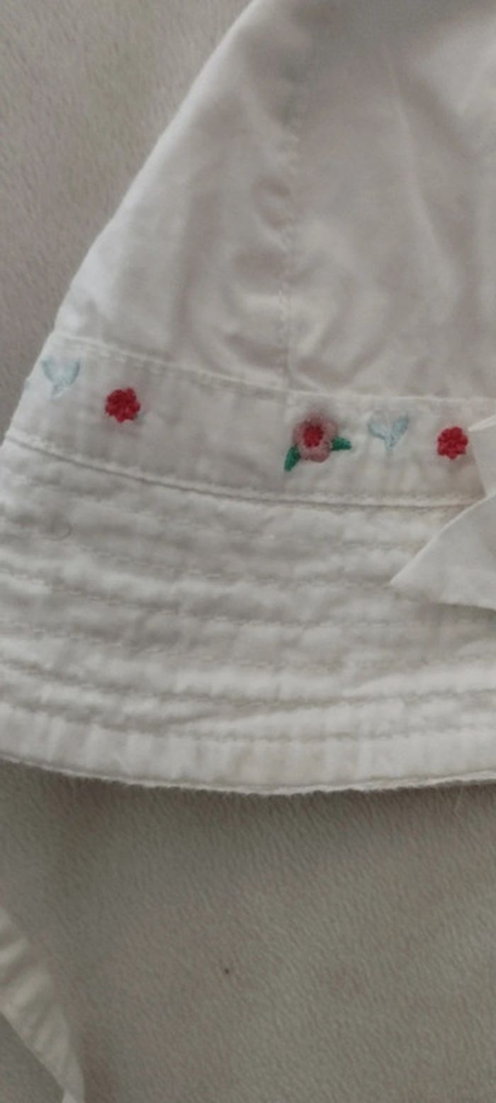 Chapeau blanc à fleurs - photo numéro 2